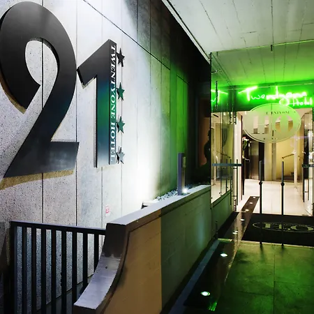 Ξενοδοχείο Twentyone 4*