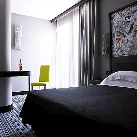 Twentyone Hotel